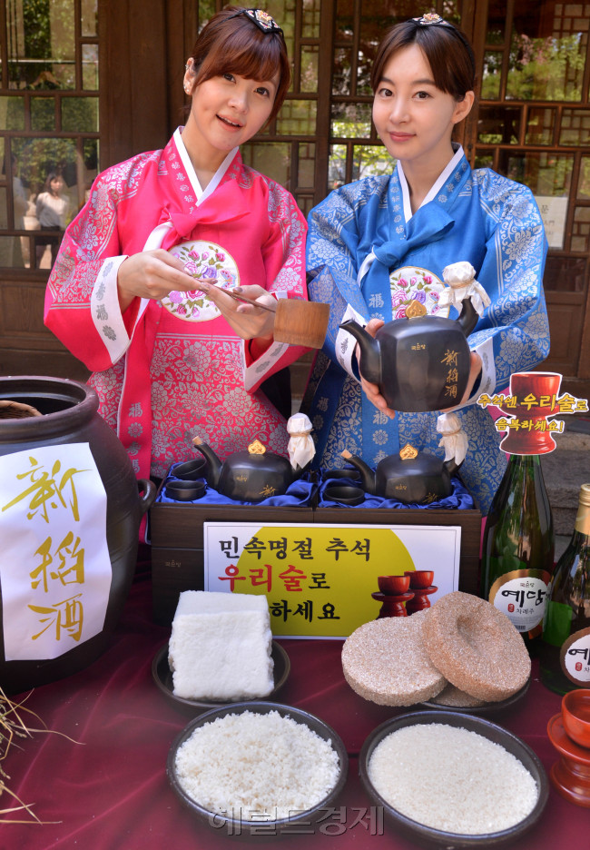 전통주 전문기업 국순당이 민속명절 추석을 맞이하여 20일 오전 서울 종로구 경운동 민가다헌에서 올해 햅쌀로 빚은 신도주를 소개하는 행사를 가졌다. 이번에 소개된 신도주는 그해 첫 수확한 햅쌀로 빚은 술이라는 뜻으로 조선시대부터 차례상에 올리던 전통 우리술이다.<br />이상섭 기자. babtong@heraldcorp.com 2012.09.20
전통주 전문기업 국순당이 민속명절 추석을 맞이하여 20일 오전 서울 종로구 경운동 민가다헌에서 올해 햅쌀로 빚은 신도주를 소개하는 행사를 가졌다. 이번에 소개된 신도주는 그해 첫 수확한 햅쌀로 빚은 술이라는 뜻으로 조선시대부터 차례상에 올리던 전통 우리술이다.
이상섭 기자. babtong@heraldcorp.com 2012.09.20
