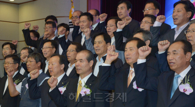 수협은 20일 서울 송파구 신천동 수협중앙회 강당에서 '수협 경제사업 경영혁신운동 슬로건 선포식'을 갖고 'Sh- ECONO RESTART2012'를 외치고 있다.<br />김명섭 기자 MSIRON@
수협은 20일 서울 송파구 신천동 수협중앙회 강당에서 '수협 경제사업 경영혁신운동 슬로건 선포식'을 갖고 'Sh- ECONO RESTART2012'를 외치고 있다.
김명섭 기자 MSIRON@