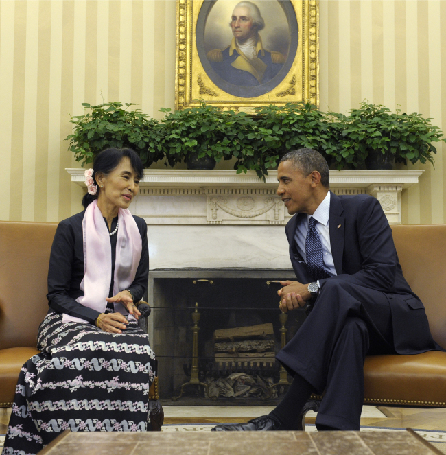 President Barack Obama meets with Myanmar democracy leader Aung San Suu Kyi in the Oval Office of the White House in Washington on Wednesday.   AP-Yonhap News