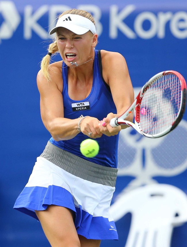 캐롤린 워즈니아키(Caroline Wozniacki/테니스선수)
<YONHAP PHOTO-1074> 공격하는 캐럴라인 보즈니아키 (서울=연합뉴스) 이상학 기자 = 20일 오후 서울 송파구 방이동 올림픽공원 테니스경기장에서 열린 KDB 코리아오픈 2012 본선 2회전 캐럴라인 보즈니아키(덴마크)와 카롤린 가르시아(프랑스) 경기. 보즈니아키가 공격을 하고 있다. 2012.9.20 leesh@yna.co.kr/2012-09-20 15:14:18/ <저작권자 ⓒ 1980-2012 ㈜연합뉴스. 무단 전재 재배포 금지.>
World No. 11 Caroline Wozniacki returns a shot on Thursday.   Yonhap News