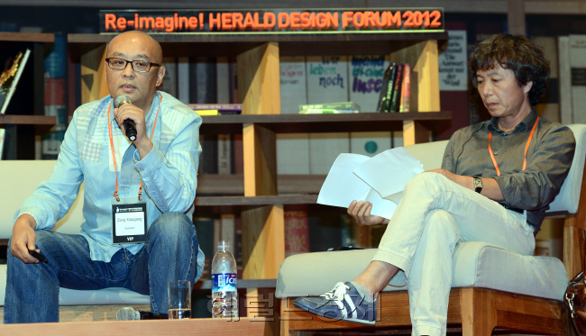 20일 오후 서울 삼성동 코엑스에서 열린 '헤럴드디자인포럼 2012'에 참석한 중국 현대미술작가인 장 샤오강이 '예술, 시대를 묻는다'라는 주제로 강연을 하고 있다./안훈기자 rosedalde@ 2012.09.20
Zhang Xiaogang (left) delivers a lecture to the audience in Herald Design Forum 2012. To the right is curator Yun Chea-gab.   Ahn Hoon/The Korea Herald