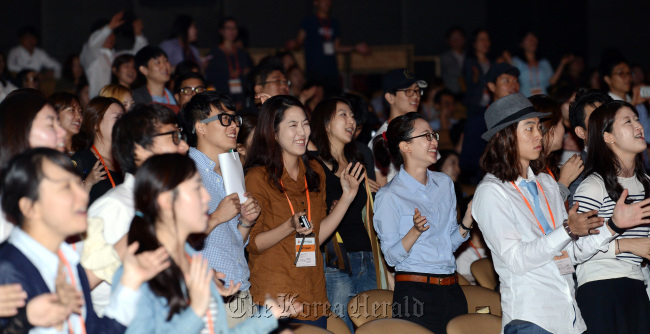 Participants at the Herald Design Forum 2012 react to guest singer Ailee’s performance.
Ahn Hoon/The Korea Herald