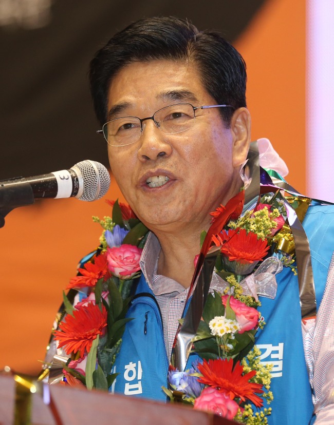 <YONHAP PHOTO-1397> 당선인사하는 문진국 신임 한국노총 위원장 (서울=연합뉴스) 김현태 기자 = 20일 오후 송파구 잠실실내체육관에서 열린 한국노동조합총연맹(한국노총) 임시선거인대회에서 제24대 위원장으로 선출된 문진국(63) 전국택시노련 위원장이 당선인사를 하고 있다. 한편 함께나온 한광호 한국노총 부위원장은 신임 사무총장으로 선출됐다. 이날 27개 회원조합 소속 선거인단 2천748명 중 1천651명이 투표에 참여한 가운데 문진국-한광호 후보조는 1천224표를 얻어 과반 기준인 826표를 넘겼다. 2012.9.20 mtkht@yna.co.kr/2012-09-20 16:20:42/ <저작권자 ⓒ 1980-2012 ㈜연합뉴스. 무단 전재 재배포 금지.>
Moon Jin-guk   Yonhap News