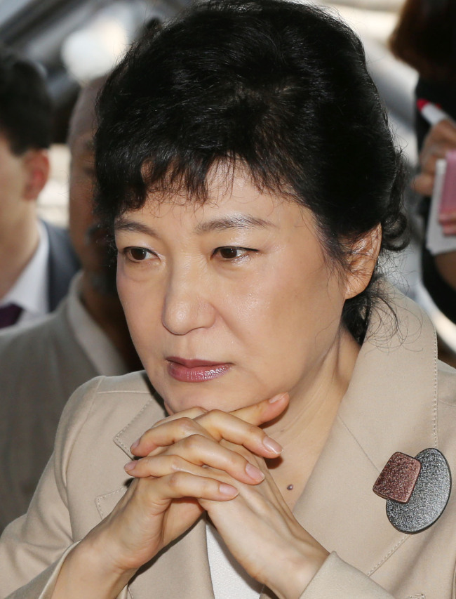 박근혜(국회의원/새누리당)
Saenuri Party presidential nominee Park Geun-hye meets TV program producers in Yongin, Gyeonggi Province, Thursday.   Yonhap News