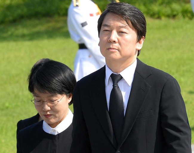 박선숙(좌/전민주통합당의원).안철수(기업인/교수)
Presidential candidate Ahn Cheol-soo visits the national Cemetery in southern Seoul on Thursday, accompanied by Park Sun-sook, a former opposition lawmaker appointed as his campaign chief. (Park Hyun-koo/The Korea Herald)