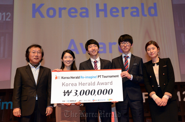 Members of “Shall We Design,” the top-prize-winning team of Herald Corp.’s English-language presentation competition for college students, pose with Lee Young-man (left), CEO and publisher of Herald Corp., after winning the award.
Ahn Hoon/The Korea Herald