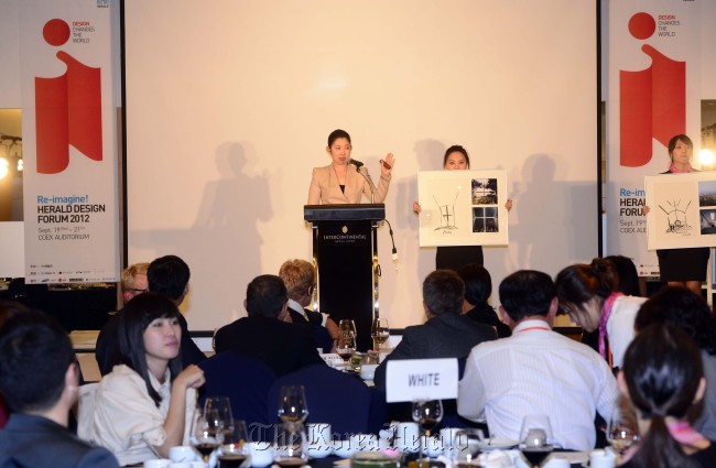 디자인의 거장들이 한자리에 모이는 Re-imagine!헤럴드 디자인 포럼 2012가 20일 삼성동 코엑스에서 개최된 가운데 헤럴드 디자인 포럼에 참가한 디자이너들의 스케치를 경매하고 있다. 박해묵 기자/mook@heraldcorp.com
The host of the private auction event at the Herald Design Forum presents Japanese architect Tadao Ando’s sketch to the audience.   Chung Hee-cho/The Korea Herald