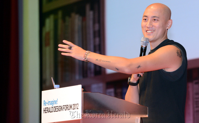 Park Seo-won, head of Big Ant International, speaks at a mentoring session.   Ahn Hoon/The Korea Herald
