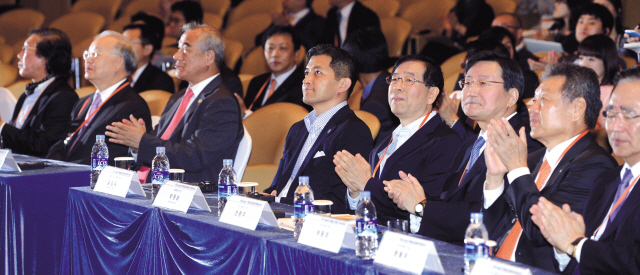 DISTINGUISHED GUESTS AT HERALD FORUM — Leading figures from Korean government and businesses attend the opening ceremony of Herald Design Forum held at COEX Auditorium in Samseong-dong, Seoul, Thursday. From left: CEO
and publisher of Herald Corp. Lee Young-man, Korea Chamber of Commerce and Industries chairman Sohn Kyung-shik, Culture Minister Choe Kwang-shik, Herald Corp. chairman Hong Jung-wook, Seoul Mayor Park Won-soon, National Pension
Service chairman Jun Kwang-woo, KB Financial Group chairman Euh Yoon-dae and Shinhan Financial Group chairman Han Dong-woo. (Park Hae-mook/The Korea Herald)