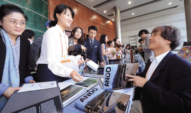 AUTOGRAPH SESSION — Tadao Ando, professor of architecture at Tokyo University, holds a book-signing event. (Ahn Hoon/The Korea Herald)