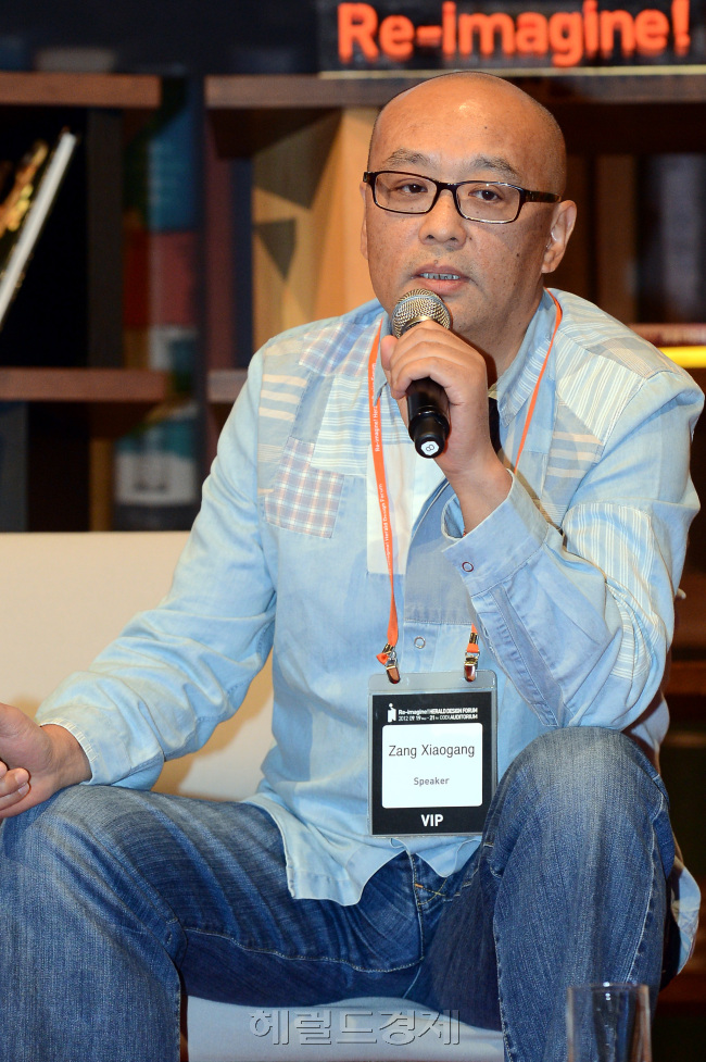 20일 오후 서울 삼성동 코엑스에서 열린 '헤럴드디자인포럼 2012'에 참석한 중국 현대미술작가인 장 샤오강이 '예술, 시대를 묻는다'라는 주제로 강연을 하고 있다./안훈기자 rosedalde@ 2012.09.20
20일 오후 서울 삼성동 코엑스에서 열린 '헤럴드디자인포럼 2012'에 참석한 중국 현대미술작가인 장 샤오강이 '예술, 시대를 묻는다'라는 주제로 강연을 하고 있다./안훈기자 rosedalde@ 2012.09.20