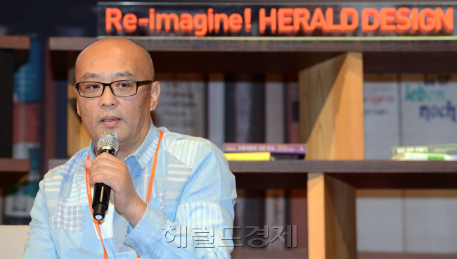 20일 오후 서울 삼성동 코엑스에서 열린 '헤럴드디자인포럼 2012'에 참석한 중국 현대미술작가인 장 샤오강이 '예술, 시대를 묻는다'라는 주제로 강연을 하고 있다./안훈기자 rosedalde@ 2012.09.20
20일 오후 서울 삼성동 코엑스에서 열린 '헤럴드디자인포럼 2012'에 참석한 중국 현대미술작가인 장 샤오강이 '예술, 시대를 묻는다'라는 주제로 강연을 하고 있다./안훈기자 rosedalde@ 2012.09.20