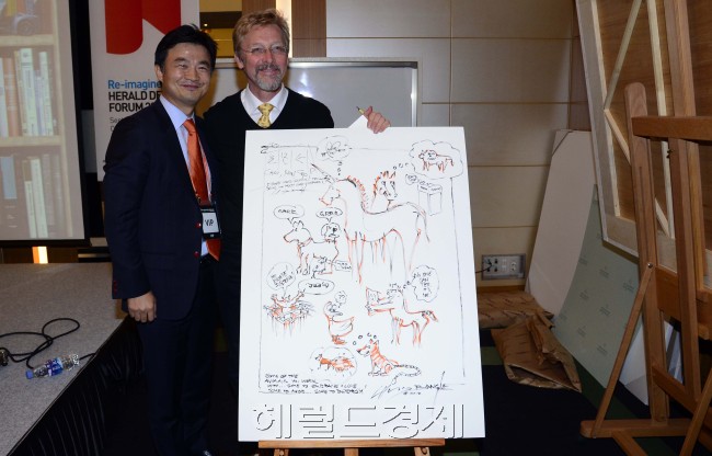 디자인의 거장들이 한자리에 모이는 Re-imagine!헤럴드 디자인 포럼 2012가 20일 삼성동 코엑스에서 개최된 가운데 크리스 뱅글 삼성전자 마스터 디자이너와 피터 슈라이어 기아차 디자인총괄 부사장이 프리미엄 세션에서 실시된 스케치 작품의 경매 낙찰자와 기념사진을 촬영하고 있다. 박해묵 기자/mook@heraldcorp.com
디자인의 거장들이 한자리에 모이는 Re-imagine!헤럴드 디자인 포럼 2012가 20일 삼성동 코엑스에서 개최된 가운데 크리스 뱅글 삼성전자 마스터 디자이너와 피터 슈라이어 기아차 디자인총괄 부사장이 프리미엄 세션에서 실시된 스케치 작품의 경매 낙찰자와 기념사진을 촬영하고 있다. 박해묵 기자/mook@heraldcorp.com