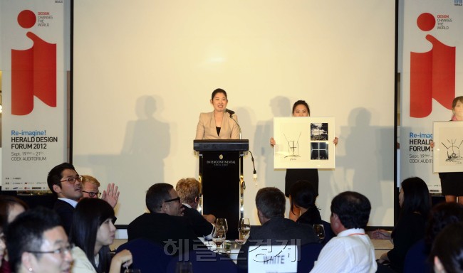 디자인의 거장들이 한자리에 모이는 Re-imagine!헤럴드 디자인 포럼 2012가 20일 삼성동 코엑스에서 개최된 가운데 헤럴드 디자인 포럼에 참가한 디자이너들의 스케치를 경매하고 있다. 박해묵 기자/mook@heraldcorp.com
디자인의 거장들이 한자리에 모이는 Re-imagine!헤럴드 디자인 포럼 2012가 20일 삼성동 코엑스에서 개최된 가운데 헤럴드 디자인 포럼에 참가한 디자이너들의 스케치를 경매하고 있다. 박해묵 기자/mook@heraldcorp.com