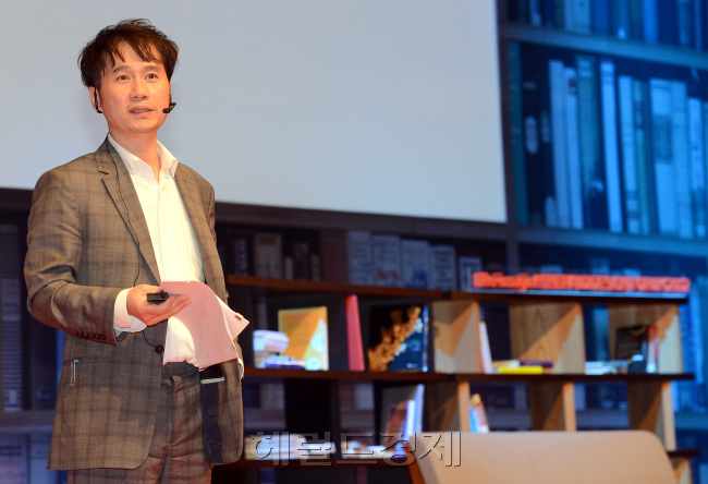 20일 오후 서울 삼성동 코엑스 오디토리움 헤럴드디자인포럼_오준식 현대카드 디자인실 이사_'디자인 경영, 디자인 경쟁력' 주제로 강연./ 안훈기자 rosedale@ 2012.09.20
20일 오후 서울 삼성동 코엑스 오디토리움 헤럴드디자인포럼_오준식 현대카드 디자인실 이사_'디자인 경영, 디자인 경쟁력' 주제로 강연./ 안훈기자 rosedale@ 2012.09.20
20일 오후 서울 삼성동 코엑스 오디토리움 헤럴드디자인포럼_오준식 현대카드 디자인실 이사_'디자인 경영, 디자인 경쟁력' 주제로 강연./ 안훈기자 rosedale@ 2012.09.20