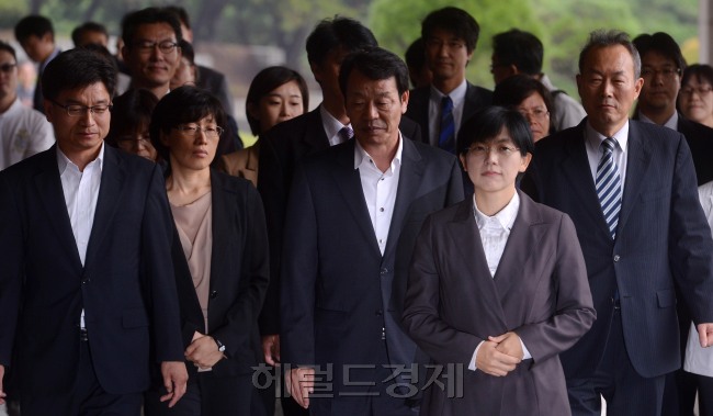 21일 오전 4·11 총선 야권 단일화 과정에서 여론조사 조작에 관여한 의혹을 받고 있는 이정희전 통합진보당 대표가 서울중앙지검에 출석하고 있다.<br />이상섭 기자. babtong@heraldcorp.com 2012.09.21
21일 오전 4·11 총선 야권 단일화 과정에서 여론조사 조작에 관여한 의혹을 받고 있는 이정희전 통합진보당 대표가 서울중앙지검에 출석하고 있다.
이상섭 기자. babtong@heraldcorp.com 2012.09.21
이정희 전 통합진보당 대표가 21일 오전 당원들에 둘러싸여 서울중앙지검에 출석하고 있다. 이 전 대표는 지난 4ㆍ11 총선 야권 단일화 과정에서 여론조사를 조작했다는 의혹을 받고 있다. 입술을 꾹 깨문 모습이 결연해 보인다.  이상섭 기자/babtong@heraldcorp.com