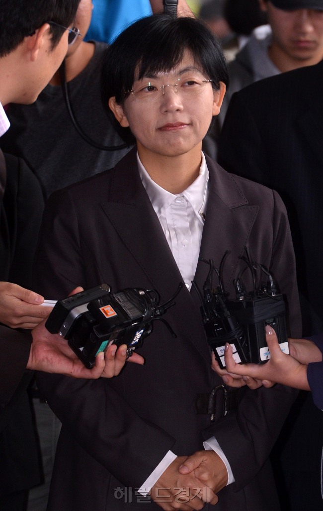 Lee Jung-hee, the former co-chairperson of the Unified Progressive Party, appears for questioning at the Seoul Central District Prosecutors’ Office on Friday.   Lee Sang-sub/The Korea Herald
