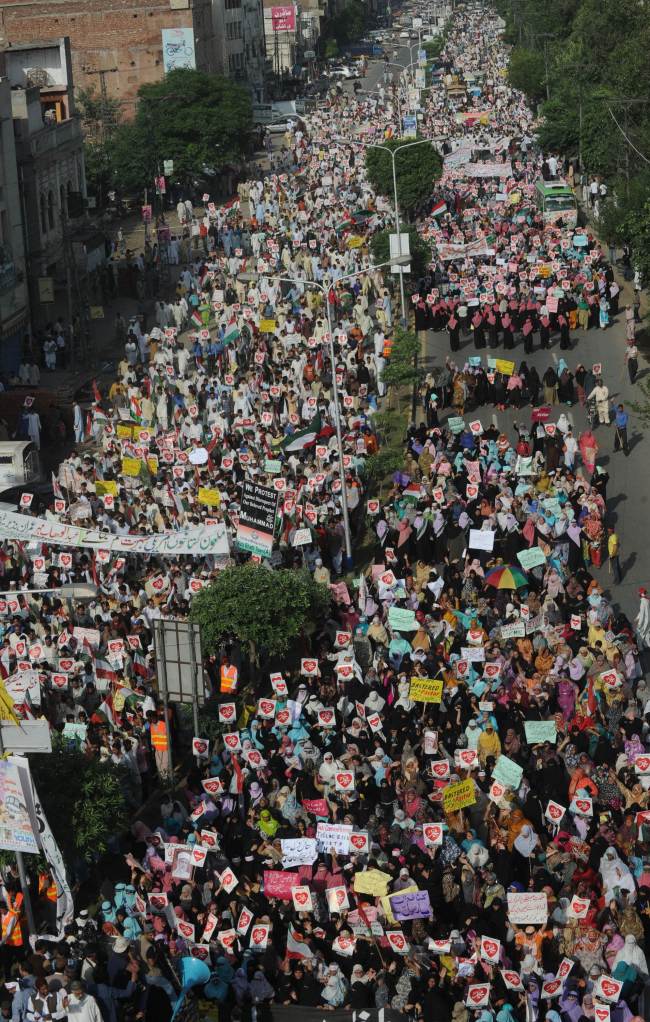 Pakistani Muslim demonstrators protest against an anti-Islam film in Lahore on Thursday.  AFP-Yonhap News