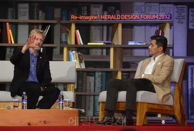 Re-imagine! 헤럴드 디자인 포럼 이틀째인 21일 오전 서울 강남구 코엑스에서 홍정욱 (주)헤럴드 회장이 크리스 뱅글 삼성전자 마스터 디자이너와 지혜 나눔 고전, 그 창의력의 원천에 대해 특별세션을 진행하고 있다. 박해묵 기자/mook@heraldcorp.com
‘Re-imagine! 헤럴드 디자인포럼 2012’ 이틀째인 21일 오전 서울 강남구 코엑스에서 홍정욱(오른쪽) 헤럴드 회장이 크리스 뱅글 전 BMW 디자인 총괄책임자와 지혜 나눔 고전, 그 창의력의 원천에 대해 특별세션을 진행하고 있다.  박해묵 기자/mook@heraldcorp.com