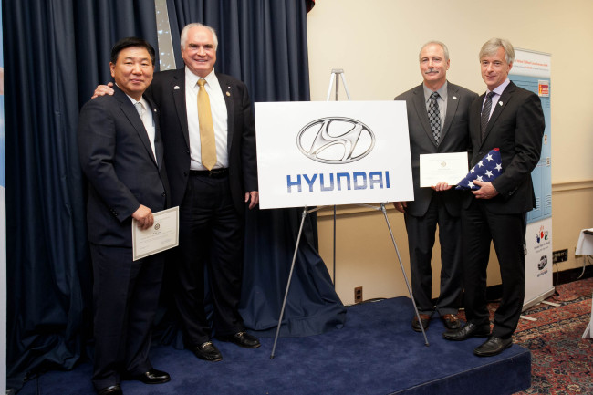 U.S. lawmaker Mike Kelly (second from left) poses with Hyundai Motor America officials including HMA deputy head Lee Byung-ho (left) after presenting the U.S. flag to the Korean automaker at a ceremony organized by the Childhood Cancer Caucus in Washington D.C. on Thursday.   Hyundai Motor