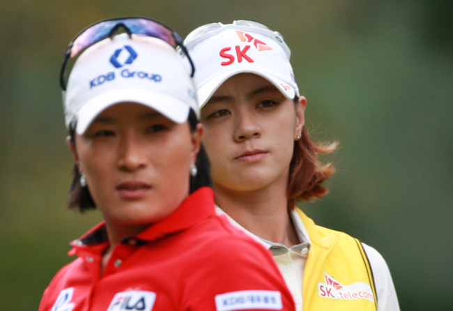 Pak Se-ri (front) and Choi Na-yeon of Korea compete during the Navistar LPGA Classic on Saturday.   Yonhap News