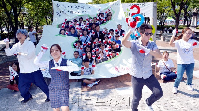 세계국학원청년단(단장 임종일)은 오는 23일 낮 12시 서울 종로구 광화문광장에서 대형 대한민국  전도 현수막에 50여 명의 회원들로 채워 힐링 스타일 댄스를 추며 대한민국을 표현하는 '홍익대한민국 힐링캠페인'을 위한 퍼포먼스 행사를 열고 있다. '홍익대한민국 힐링캠페인'은 매일 오후 3시에 3분간 '힐링명상'을 하고 하루에 3명에게 손으로 어깨를 주물러주는 '힐링핸즈'를 실시하는 대국민 참여형 '333 힐링캠페인'이다.박현구 기자phko@heraldm.com 2012.09.23
세계국학원청년단(단장 임종일)은 오는 23일 낮 12시 서울 종로구 광화문광장에서 대형 대한민국  전도 현수막에 50여 명의 회원들로 채워 힐링 스타일 댄스를 추며 대한민국을 표현하는 '홍익대한민국 힐링캠페인'을 위한 퍼포먼스 행사를 열고 있다. '홍익대한민국 힐링캠페인'은 매일 오후 3시에 3분간 '힐링명상'을 하고 하루에 3명에게 손으로 어깨를 주물러주는 '힐링핸즈'를 실시하는 대국민 참여형 '333 힐링캠페인'이다.박현구 기자phko@heraldm.com 2012.09.23