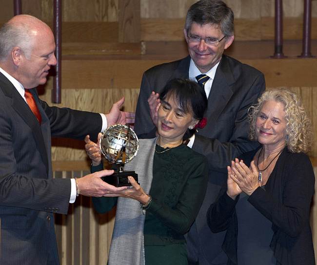 Aung San Suu Kyi (center) is presented a Unisphere by Congressman Joseph Crowley (left), Queens College President James Muyskens (back) and singer Carole King after speaking to students at Queens College in New York on Saturday.    AFP-Yonhap News