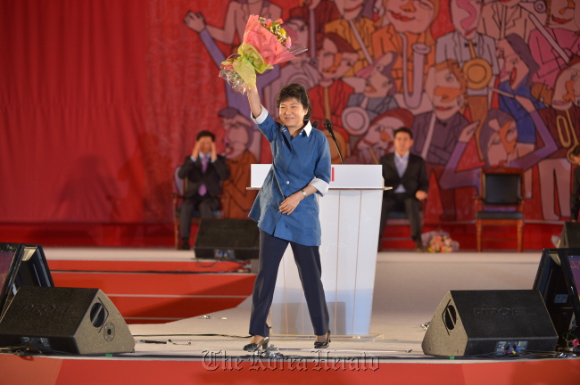 Park waves after she won the Saenuri Party’s presidential nomination on Aug. 20.   Park Hyun-koo/The Korea Herald