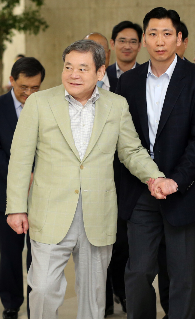 <YONHAP PHOTO-1382> 귀국하는 이건희 회장 (서울=연합뉴스) 신준희 기자 = 이건희 삼성전자 회장이 20일 오후 일본 방문을 마치고 김포공항을 통해 귀국하고 있다. 뒤쪽은 이재용 삼성전자 사장. 2012.9.20 hama@yna.co.kr/2012-09-20 16:18:50/ <저작권자 ⓒ 1980-2012 ㈜연합뉴스. 무단 전재 재배포 금지.>
Lee Kun-hee   Yonhap News