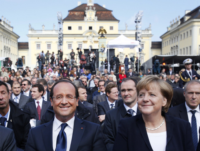German Chancellor Angela Merkel (right) and French President Francois Hollande, at the castle in Ludwigsburg on Saturday.   AP-Yonhap News