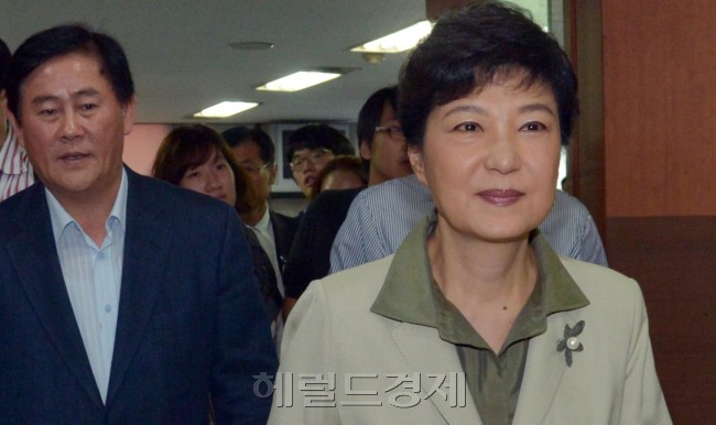 박근혜 새누리당 대선후보가 23일 서울 여의도 새누리당 당사에서 집걱정 덜기 정책발표를 마치고 나가고 있다.<br />김명섭 기자 msiron@
박근혜 새누리당 대선후보가 23일 서울 여의도 새누리당 당사에서 집걱정 덜기 정책발표를 마치고 나가고 있다.
김명섭 기자 msiron@