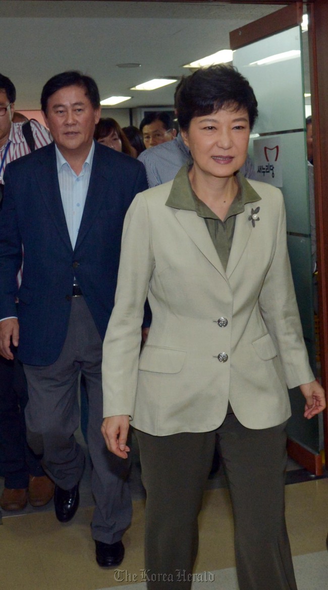 박근혜 새누리당 대선후보가 23일 서울 여의도 새누리당 당사에서 집걱정 덜기 정책발표를 마치고 나가고 있다.<br />김명섭 기자 msiron@