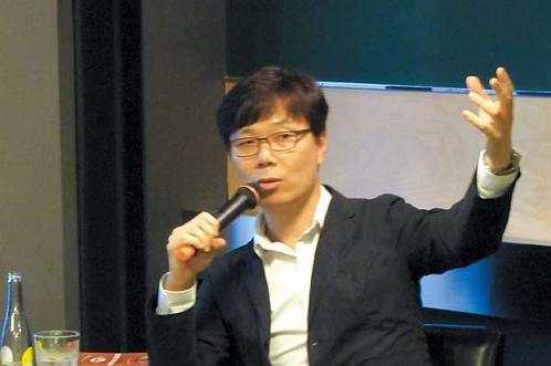 Novelist Kim Young-ha addresses a mixed audience of foreign envoys, local literati and expatriates at a forum organized by the Swedish Embassy’s Seoul Literary Society at Scandinavian Design House in southern Seoul, Sept. 17. (Philip Iglauer/The Korea Herald)