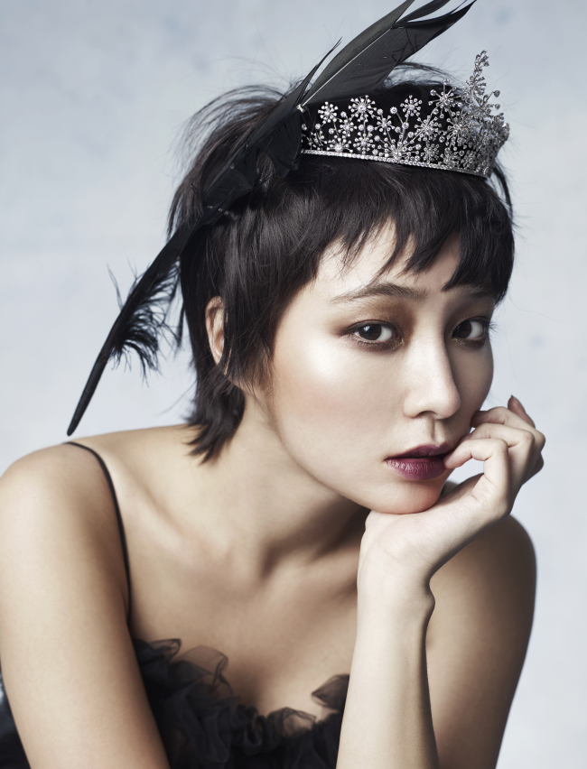 이민정(배우)
<패션화보>짙은 화장, 몽환적인 눈…이민정 맞아?