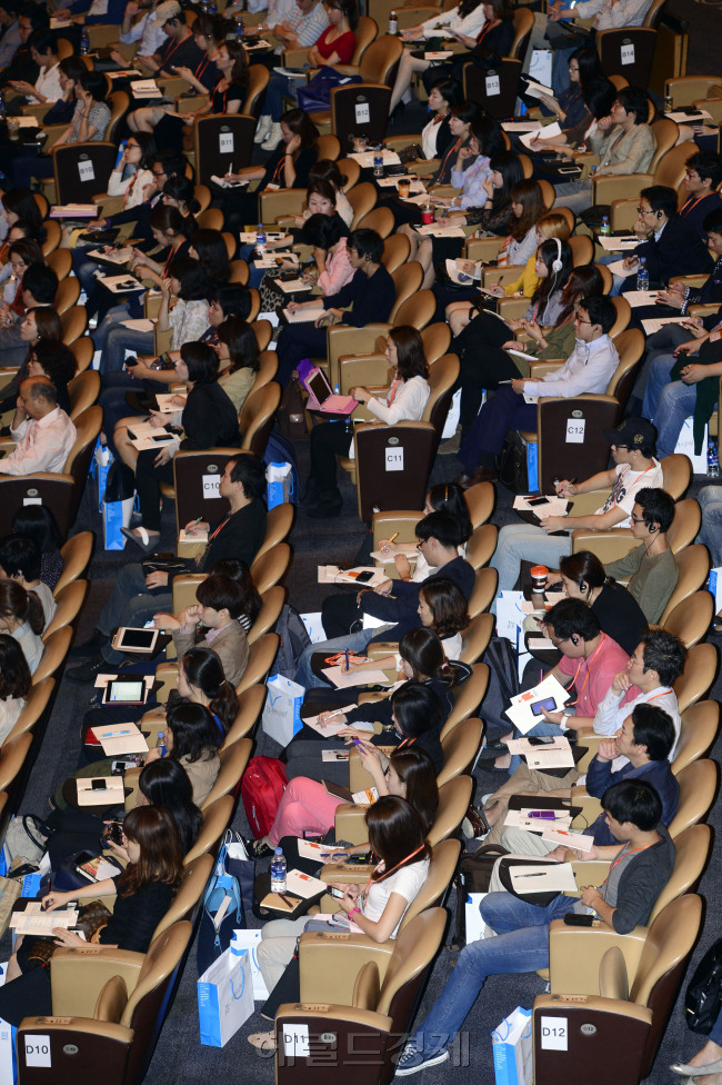 디자인의 거장들이 한자리에 모이는 Re-imagine헤럴드 디자인 포럼 2012가 20일 오전 서울 코엑스 오리토리움에서 열린 가운데 참가자들이 자리를 메우고 하고 있다. 박해묵 기자/mook@heraldcorp.com
디자인의 거장들이 한자리에 모이는 Re-imagine헤럴드 디자인 포럼 2012가 20일 오전 서울 코엑스 오리토리움에서 열린 가운데 참가자들이 자리를 메우고 하고 있다. 박해묵 기자/mook@heraldcorp.com
디자인의 거장들이 한자리에 모이는 Re-imagine헤럴드 디자인 포럼 2012가 20일 오전 서울 코엑스 오리토리움에서 열린 가운데 참가자들이 자리를 메우고 하고 있다. 박해묵 기자/mook@heraldcorp.com