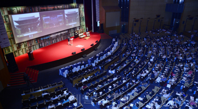 디자인의 거장들이 한자리에 모이는 Re-imagine헤럴드 디자인 포럼 2012가 20일 오전 서울 코엑스 오리토리움에서 성대하게 개최된 가운데 일본 건축가 안도 다다오가 세션1 '거장의 상상, 현실이 되다1 [건축]자연을 담은 디자인'을 진행하고 있다. 박해묵 기자/mook@heraldcorp.com
디자인의 거장들이 한자리에 모이는 Re-imagine헤럴드 디자인 포럼 2012가 20일 오전 서울 코엑스 오리토리움에서 성대하게 개최된 가운데 일본 건축가 안도 다다오가 세션1 '거장의 상상, 현실이 되다1 [건축]자연을 담은 디자인'을 진행하고 있다. 박해묵 기자/mook@heraldcorp.com
디자인의 거장들이 한자리에 모이는 Re-imagine헤럴드 디자인 포럼 2012가 20일 오전 서울 코엑스 오리토리움에서 성대하게 개최된 가운데 일본 건축가 안도 다다오가 세션1 '거장의 상상, 현실이 되다1 [건축]자연을 담은 디자인'을 진행하고 있다. 박해묵 기자/mook@heraldcorp.com