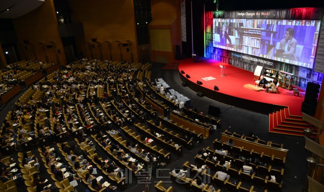 Re-imagine! 헤럴드 디자인 포럼 이틀째인 21일 오전 서울 강남구 코엑스에서 홍정욱 (주)헤럴드 회장이 크리스 뱅글 삼성전자 마스터 디자이너와 지혜 나눔 고전, 그 창의력의 원천에 대해 특별세션을 진행하고 있다. 박해묵 기자/mook@heraldcorp.com
Re-imagine! 헤럴드 디자인 포럼 이틀째인 21일 오전 서울 강남구 코엑스에서 홍정욱 (주)헤럴드 회장이 크리스 뱅글 삼성전자 마스터 디자이너와 지혜 나눔 고전, 그 창의력의 원천에 대해 특별세션을 진행하고 있다. 박해묵 기자/mook@heraldcorp.com
Re-imagine! 헤럴드 디자인 포럼 이틀째인 21일 오전 서울 강남구 코엑스에서 홍정욱 (주)헤럴드 회장이 크리스 뱅글 삼성전자 마스터 디자이너와 지혜 나눔 고전, 그 창의력의 원천에 대해 특별세션을 진행하고 있다. 박해묵 기자/mook@heraldcorp.com
지난 20~21일 이틀간 서울 코엑스 오디토리움에서 열린 ‘헤럴드 디자인포럼 2012’에서 객석을 가득 메운 청중들이 연사의 말 한마디 한마디에 촉각을 곤두세우고 있다. 내년 디자인포럼은 행사 규모를 확대해 아시아 최대 디자인 축제이자 국내 최고 디자인의 경연장, 신예 디자이너의 등용문으로 만들 계획이다.