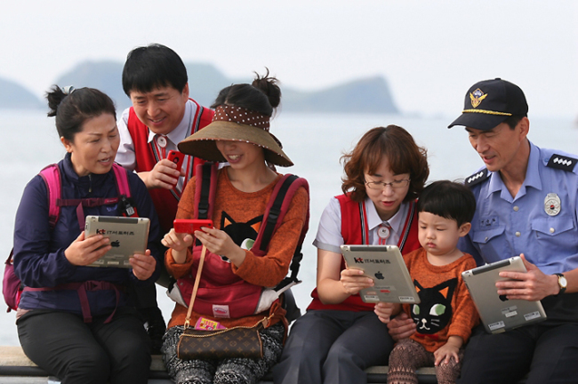 KT, 연평도서 스마트폰 활용법 교육 (서울=연합뉴스) KT IT서포터즈는 해양경찰청과 함께 지난 21일부터 이틀간 인천시 옹진군 연평도에서 도서주민과 공무원을 대상으로 스마트폰과 SNS활용법 등을 교육했다. 2012.9.23 << KT >> photo@yna.co.kr (끝)
KT, 연평도서 스마트폰 활용법 교육 (서울=연합뉴스) KT IT서포터즈는 해양경찰청과 함께 지난 21일부터 이틀간 인천시 옹진군 연평도에서 도서주민과 공무원을 대상으로 스마트폰과 SNS활용법 등을 교육했다. 2012.9.23 << KT >> photo@yna.co.kr (끝)
KT, 연평도서 스마트폰 활용법 교육 (서울=연합뉴스) KT IT서포터즈는 해양경찰청과 함께 지난 21일부터 이틀간 인천시 옹진군 연평도에서 도서주민과 공무원을 대상으로 스마트폰과 SNS활용법 등을 교육했다. 2012.9.23 << KT >> photo@yna.co.kr (끝)