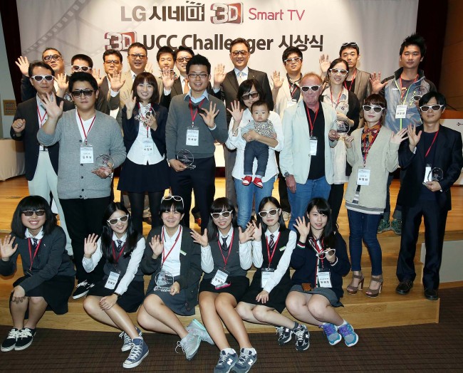 <YONHAP PHOTO-0306> LG 시네마3D 스마트TV UCC 시상식 (서울=연합뉴스) LG전자는 지난 21일 여의도 LG트윈타워에서 최초의 3D UCC 공모전인 'LG 시네마3D 스마트TV UCC Challenger 시상식'을 개최했다. 사진은 시네마3D 안경을 쓰고 기념촬영을 하고 있는 각 부문 수상자들. 2012.9.23 << LG전자 >> photo@yna.co.kr/2012-09-23 10:33:17/ <저작권자 ⓒ 1980-2012 ㈜연합뉴스. 무단 전재 재배포 금지.>
<YONHAP PHOTO-0306> LG 시네마3D 스마트TV UCC 시상식 (서울=연합뉴스) LG전자는 지난 21일 여의도 LG트윈타워에서 최초의 3D UCC 공모전인 'LG 시네마3D 스마트TV UCC Challenger 시상식'을 개최했다. 사진은 시네마3D 안경을 쓰고 기념촬영을 하고 있는 각 부문 수상자들. 2012.9.23 << LG전자 >> photo@yna.co.kr/2012-09-23 10:33:17/ <저작권자 ⓒ 1980-2012 ㈜연합뉴스. 무단 전재 재배포 금지.>
<YONHAP PHOTO-0306> LG 시네마3D 스마트TV UCC 시상식 (서울=연합뉴스) LG전자는 지난 21일 여의도 LG트윈타워에서 최초의 3D UCC 공모전인 'LG 시네마3D 스마트TV UCC Challenger 시상식'을 개최했다. 사진은 시네마3D 안경을 쓰고 기념촬영을 하고 있는 각 부문 수상자들. 2012.9.23 << LG전자 >> photo@yna.co.kr/2012-09-23 10:33:17/ <저작권자 ⓒ 1980-2012 ㈜연합뉴스. 무단 전재 재배포 금지.>