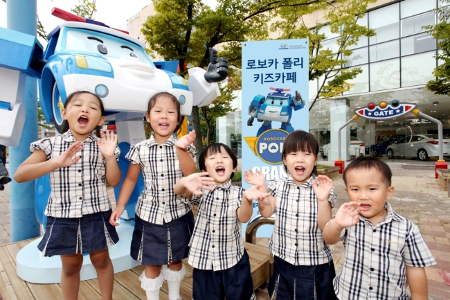 <YONHAP PHOTO-0308> 현대차, 대덕밸리 '로보카폴리 키즈카페' 개소 (서울=연합뉴스) 현대자동차는 대전시 유성구 현대차 대덕밸리 지점을 가족 문화공간인 ‘로보카폴리 키즈카페’로 리모델링해 24일부터 본격적인 운영을 시작한다. 2012.9.23 << 현대차 >> photo@yna.co.kr/2012-09-23 10:35:23/ <저작권자 ⓒ 1980-2012 ㈜연합뉴스. 무단 전재 재배포 금지.>
<YONHAP PHOTO-0308> 현대차, 대덕밸리 '로보카폴리 키즈카페' 개소 (서울=연합뉴스) 현대자동차는 대전시 유성구 현대차 대덕밸리 지점을 가족 문화공간인 ‘로보카폴리 키즈카페’로 리모델링해 24일부터 본격적인 운영을 시작한다. 2012.9.23 << 현대차 >> photo@yna.co.kr/2012-09-23 10:35:23/ <저작권자 ⓒ 1980-2012 ㈜연합뉴스. 무단 전재 재배포 금지.>
<YONHAP PHOTO-0308> 현대차, 대덕밸리 '로보카폴리 키즈카페' 개소 (서울=연합뉴스) 현대자동차는 대전시 유성구 현대차 대덕밸리 지점을 가족 문화공간인 ‘로보카폴리 키즈카페’로 리모델링해 24일부터 본격적인 운영을 시작한다. 2012.9.23 << 현대차 >> photo@yna.co.kr/2012-09-23 10:35:23/ <저작권자 ⓒ 1980-2012 ㈜연합뉴스. 무단 전재 재배포 금지.>