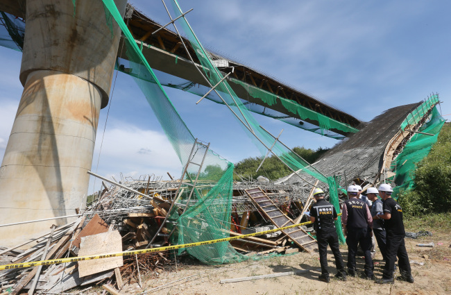 22일 오전 경기도 파주시 적성면 두지리 장남교 신축건설현장에서 다리 상판이 무너져 현장에서 일하던 근로자 2명이 사망하고 12명이 다치는 등 사상자 14명이 발생했다.   [연합뉴스]