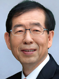 박원순(서울시장/변호사)
박원순 시장 신청사로 첫 출근 “새로운 마음으로 서울의 역사와 미래 써나겠다”