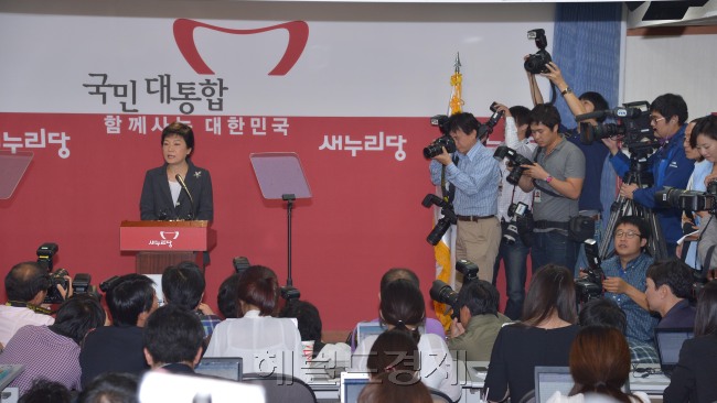 박근혜 새누리당 대선후보는 24일 오전 여의도당사에서 긴급 기자회견을 갖고 5·16과 유신, 인혁당 사건 등 과거사에 대한 자신의 생각을 자세히 밝히고 있다. 박현구 기자phko@heraldcorp.com
박근혜 새누리당 대선 후보가  24일 기자회견을 갖고 과거사에 대해 사과하고 있다. 이날 회견에는 취재진들이 몰려 북새통을 이뤘다. 야당과 대선주자들은 “어려운 결정을 했다”며 대체적으로 긍정적으로 평가했다.  박현구 기자/phko@