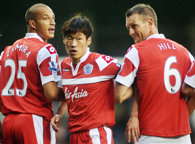 Bobby Zamora, Park Ji-sung and Clint Hill of QPR make a wall during their Premier League match on Sunday.   Penta-Yonhap News
