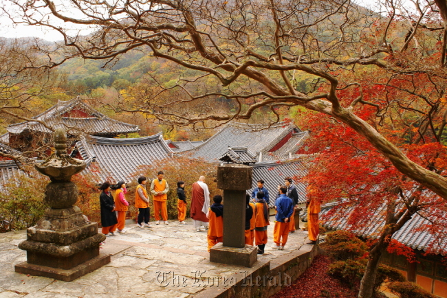 This file photo shows the autumn Templestay program at Woljeonsa, Pyeongchang, Gangwon Province.   The Cultural Corps of Korean Buddhism