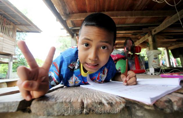 Seven-year-old Pakawat Pokrang, or Ton Kla, survived a potentially fatal disease thanks to a stem-cell transplant.   The Nation