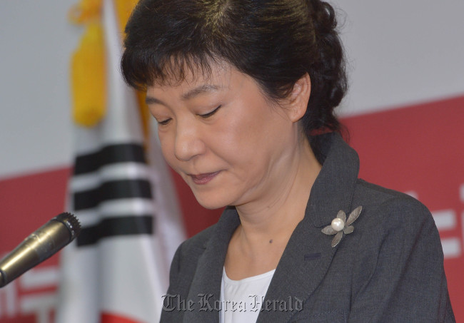 박근혜 새누리당 대선후보는 24일 오전 여의도당사에서 긴급 기자회견을 갖고 5·16과 유신, 인혁당 사건 등 과거사에 대한 자신의 생각을 자세히 밝히고 있다. 박현구 기자phko@heraldcorp.com
Saenuri Party presidential candidate Park Geun-hye apologizes to the victims of her father’s iron-fisted rule on Monday.   Park Hyun-koo/The Korea Herald