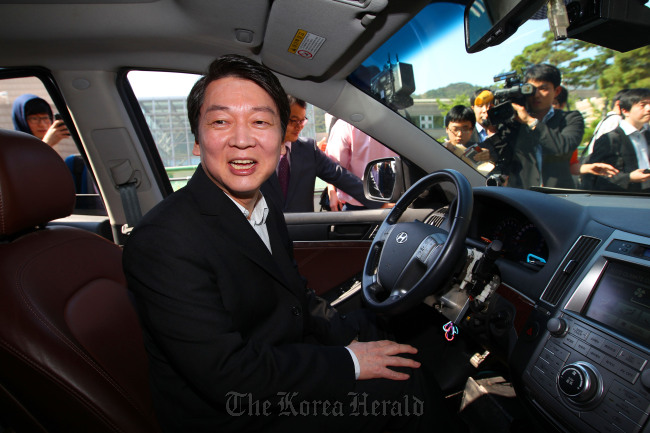 Independent presidential candidate Ahn Cheol-soo sits inside a car at the Kookmin Unmanned Vehicle Laboratory in Seoul on Monday.
Park Hyun-koo/The Korea Herald