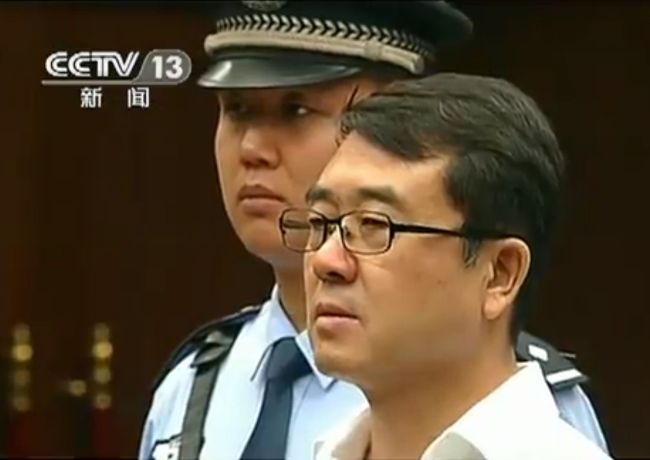 This file frame grab taken from Chinese television CCTV on Sept.18 shows former police chief Wang Lijun (right) facing the court during his trial in Chengdu, in southwest China’s Sichuan province.    AFP-Yonhap News
