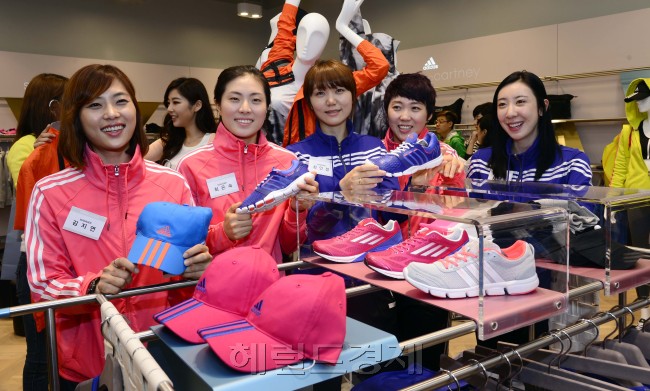 스포츠 브랜드 아디다스가 24일 오전 서울 강남구 대치동 아디다스 대치 우먼스 스토어 오픈하고 런던올림픽 펜싱 여자 올림픽 메달리스트 김지연과 최은숙, 최인정, 정효정, 신아람(사진 왼쪽부터)이 1일 매니저 체험을 하고 있다. 박해묵 기자/mook@heraldcorp.com
스포츠 브랜드 아디다스가 24일 오전 서울 강남구 대치동 아디다스 대치 우먼스 스토어 오픈하고 런던올림픽 펜싱 여자 올림픽 메달리스트 김지연과 최은숙, 최인정, 정효정, 신아람(사진 왼쪽부터)이 1일 매니저 체험을 하고 있다. 박해묵 기자/mook@heraldcorp.com